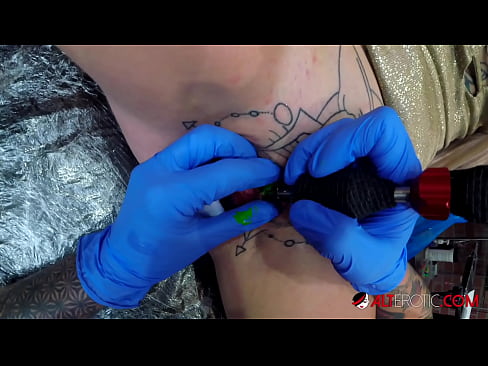 ❤️ Itin tatuiruota karšta Sully Savage gavo tatuiruotę ant savo klitorio ️ Just porno prie mūsų lt.pornobot.ru ❌️❤